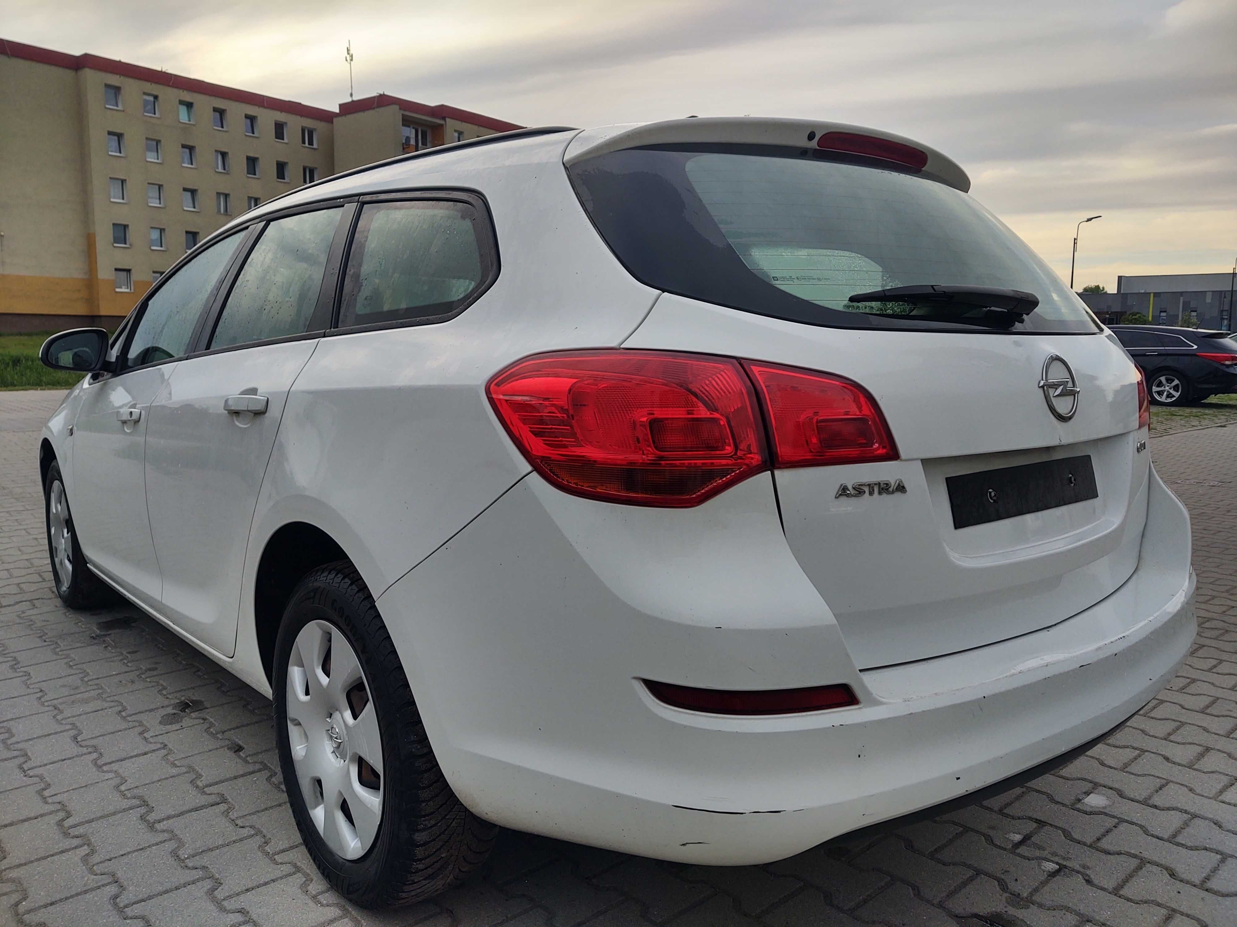 opel astra J 2010r 1.7cdti 110KM KOLOROWA NAVI 180 tyś km