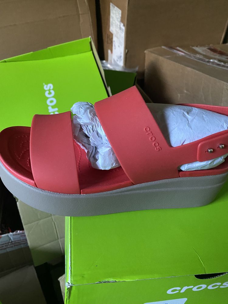 Продам Сандали на платформі жіночі Босоніжки Crocs Brooklyn Low Wedge