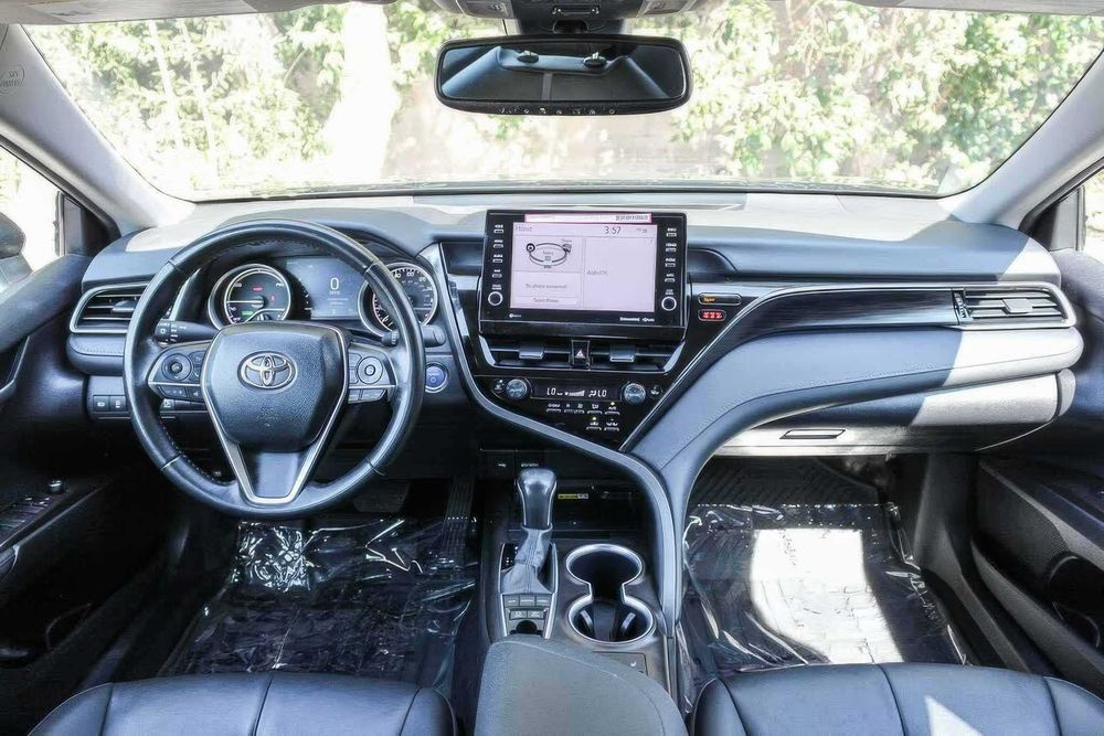 Toyota Camry Hybrid XLE      2024