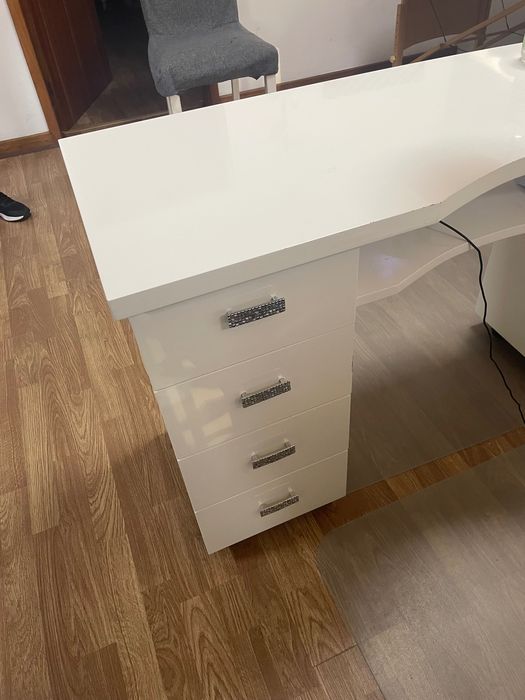 Mesa de Manicure com Arrumação – Usada