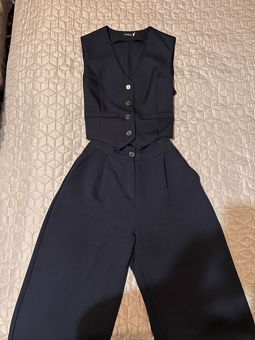 Продам класичний жіночий костюм , темно - синього кольору. Б/у