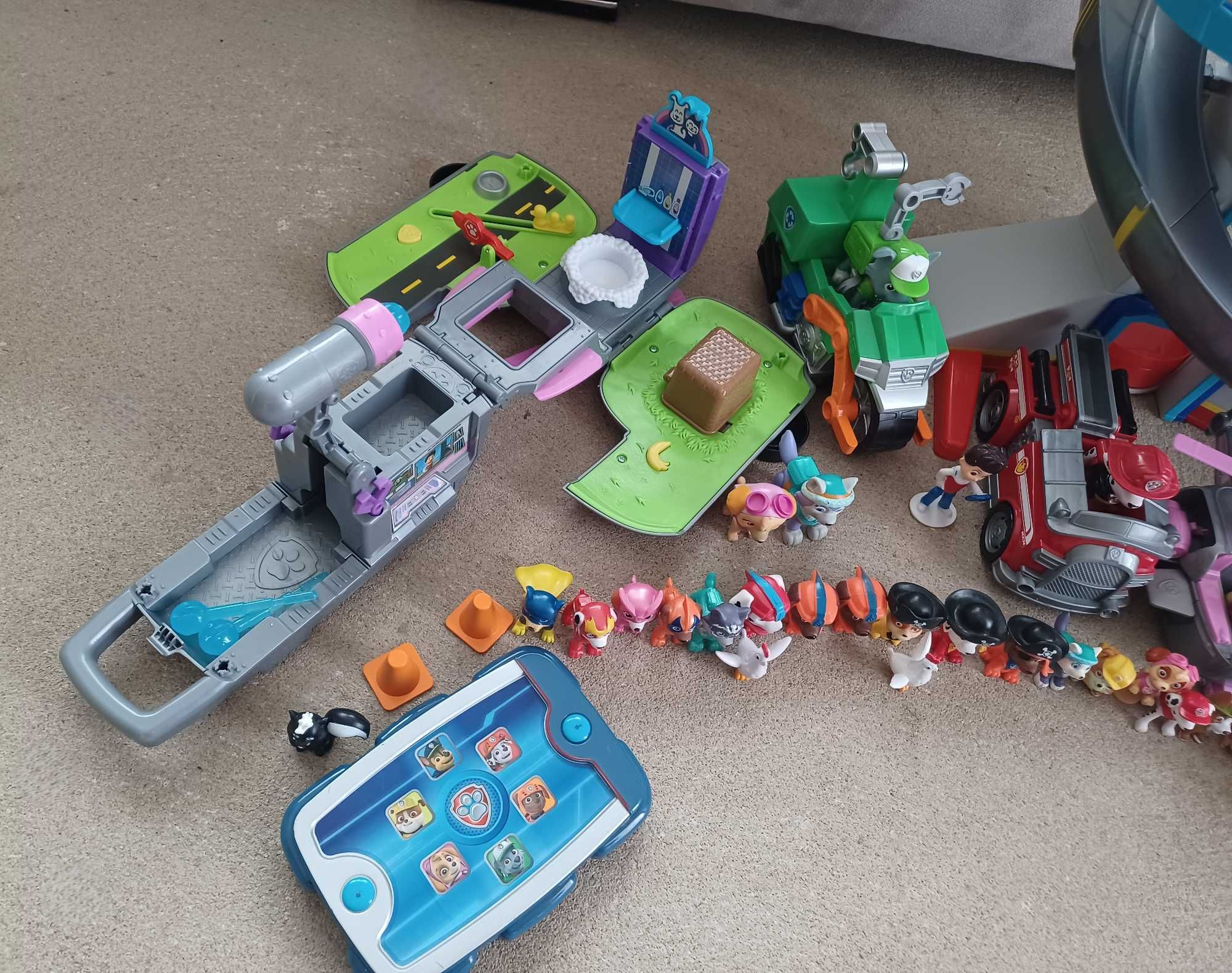 psi patrol, baza, pojazd skye, komunikator, tablet
