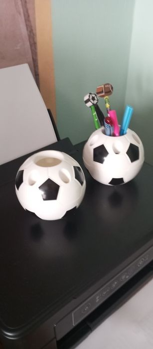 Przybornik na biurko w kształcie piłki nożnej