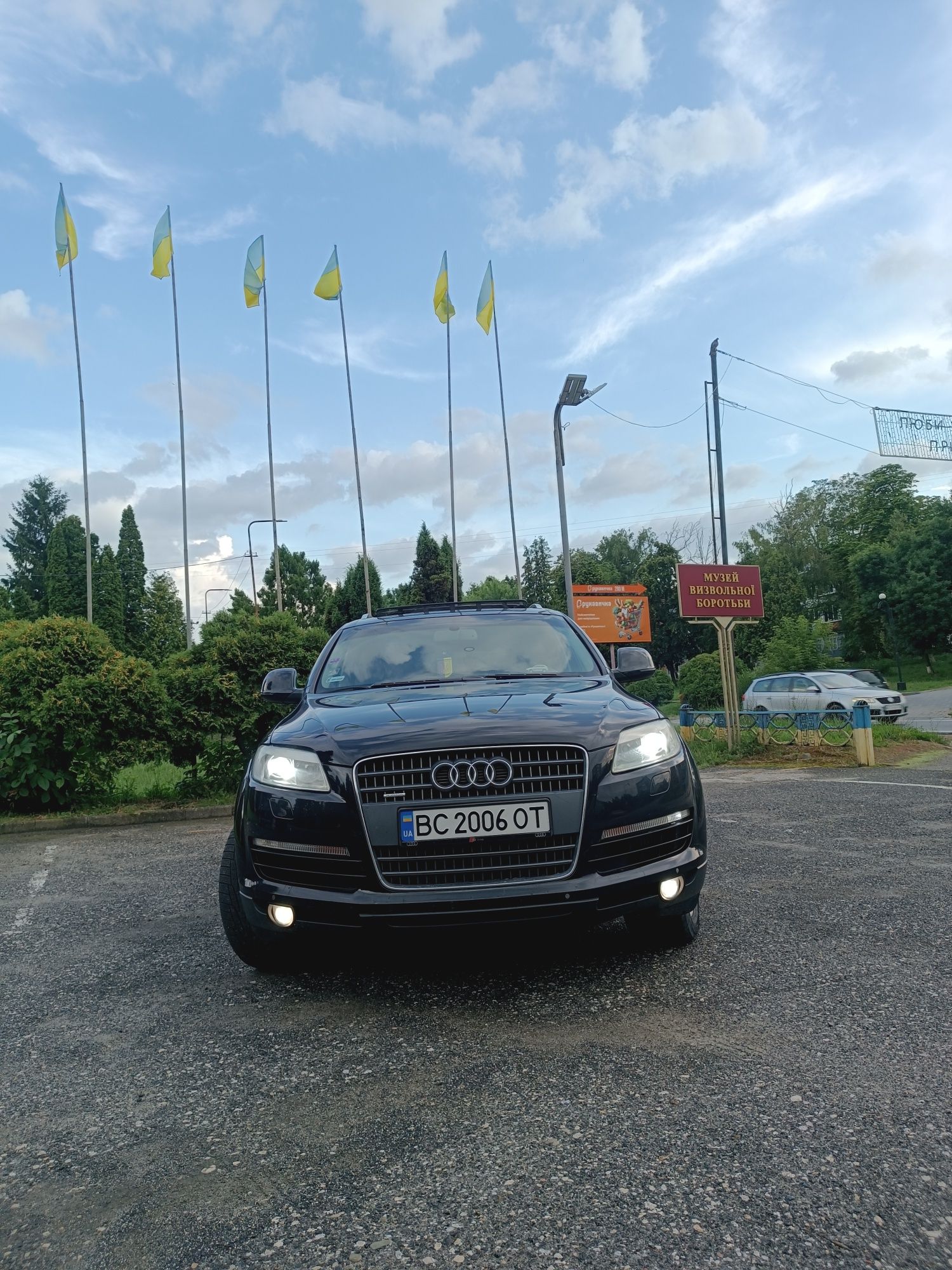 Продам Audi Q7 в багатій комплектації.