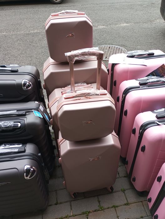 Walizka średnia xl na 4 kołach z Abs podróżna