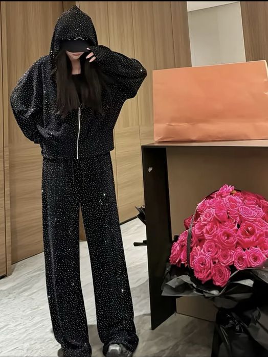 Стильний жіночий комплект:худі з стразами та широкими штанами