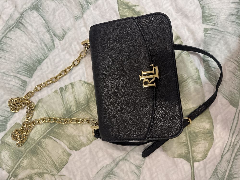 Bolsa Raulph Lauren em pele com corrente dourada