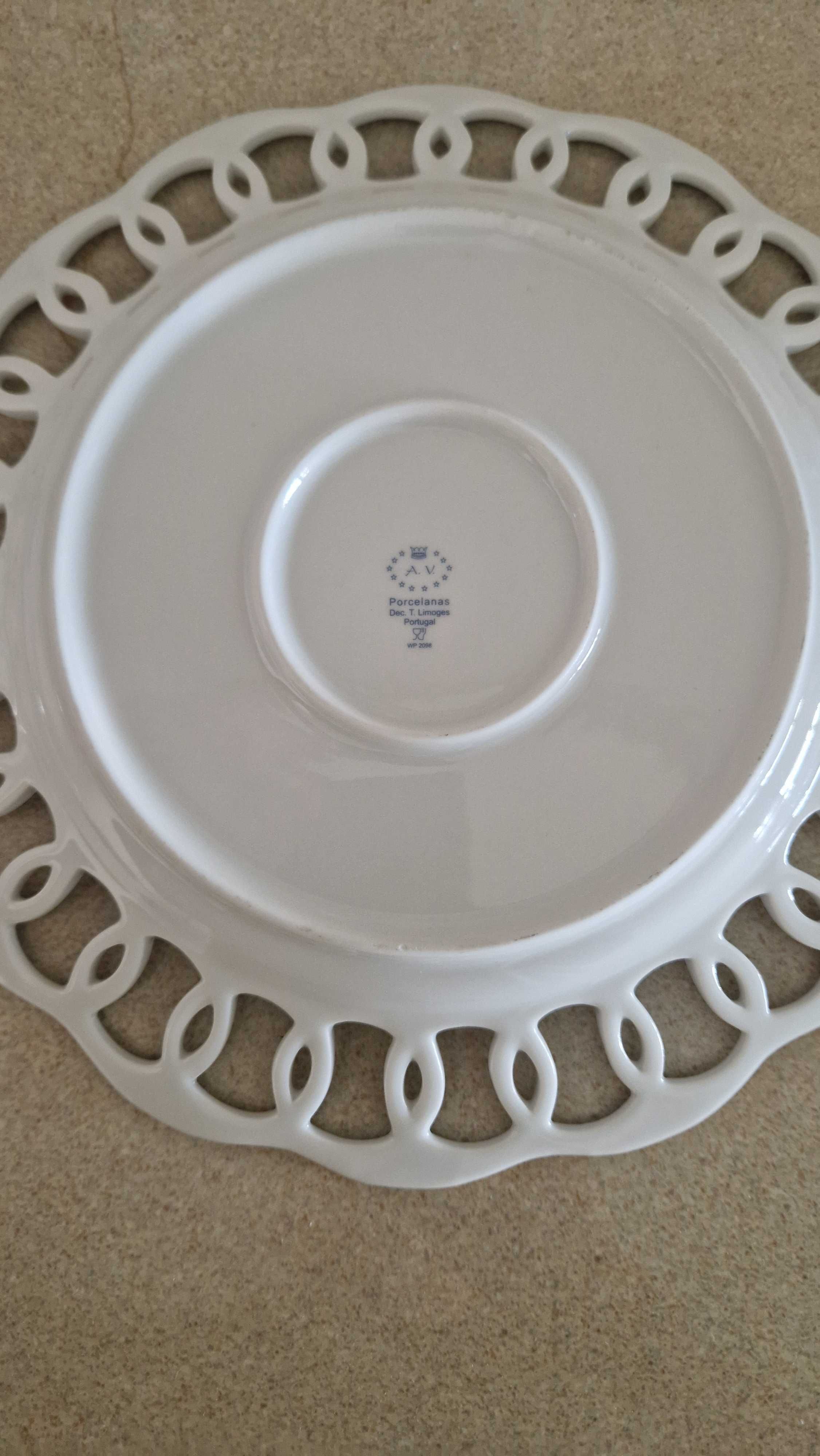 Prato decorativo de porcelana, T. Limoges, pintado à mão