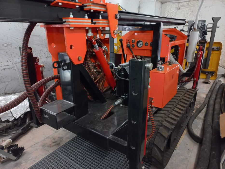 Wiertnica do studni pomp ciepła 80KM na gąsienicach podniesiony stół