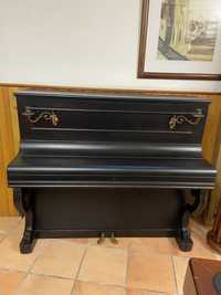 Piano antigo para decoração