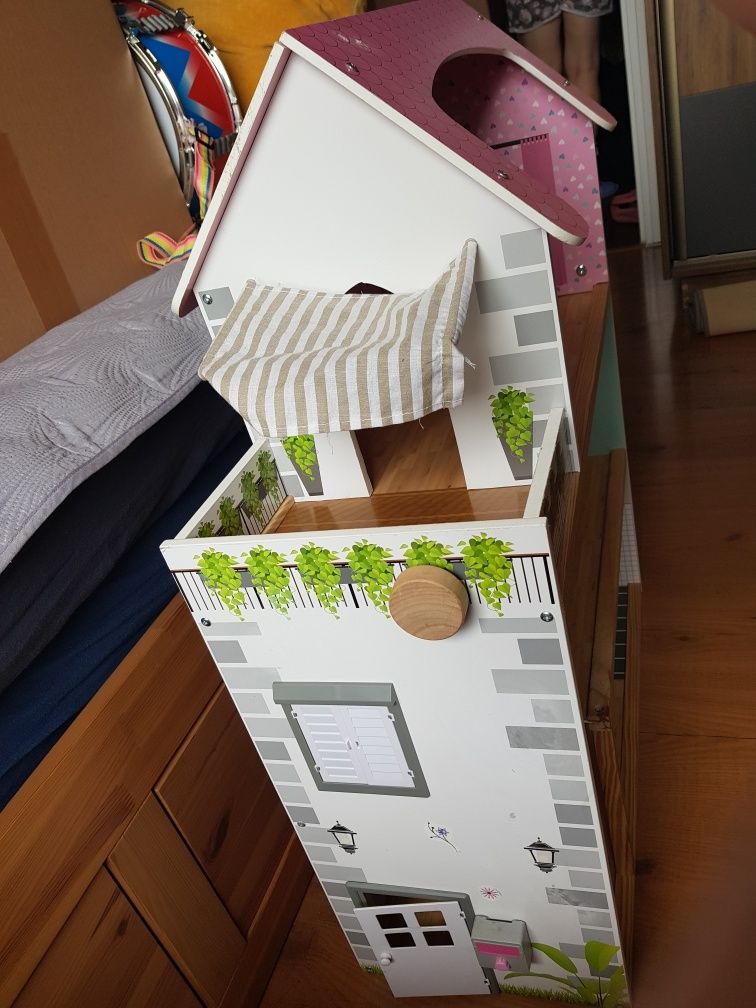 Domek dla Lalek z dużą ilością mebli i zestawem laleczek