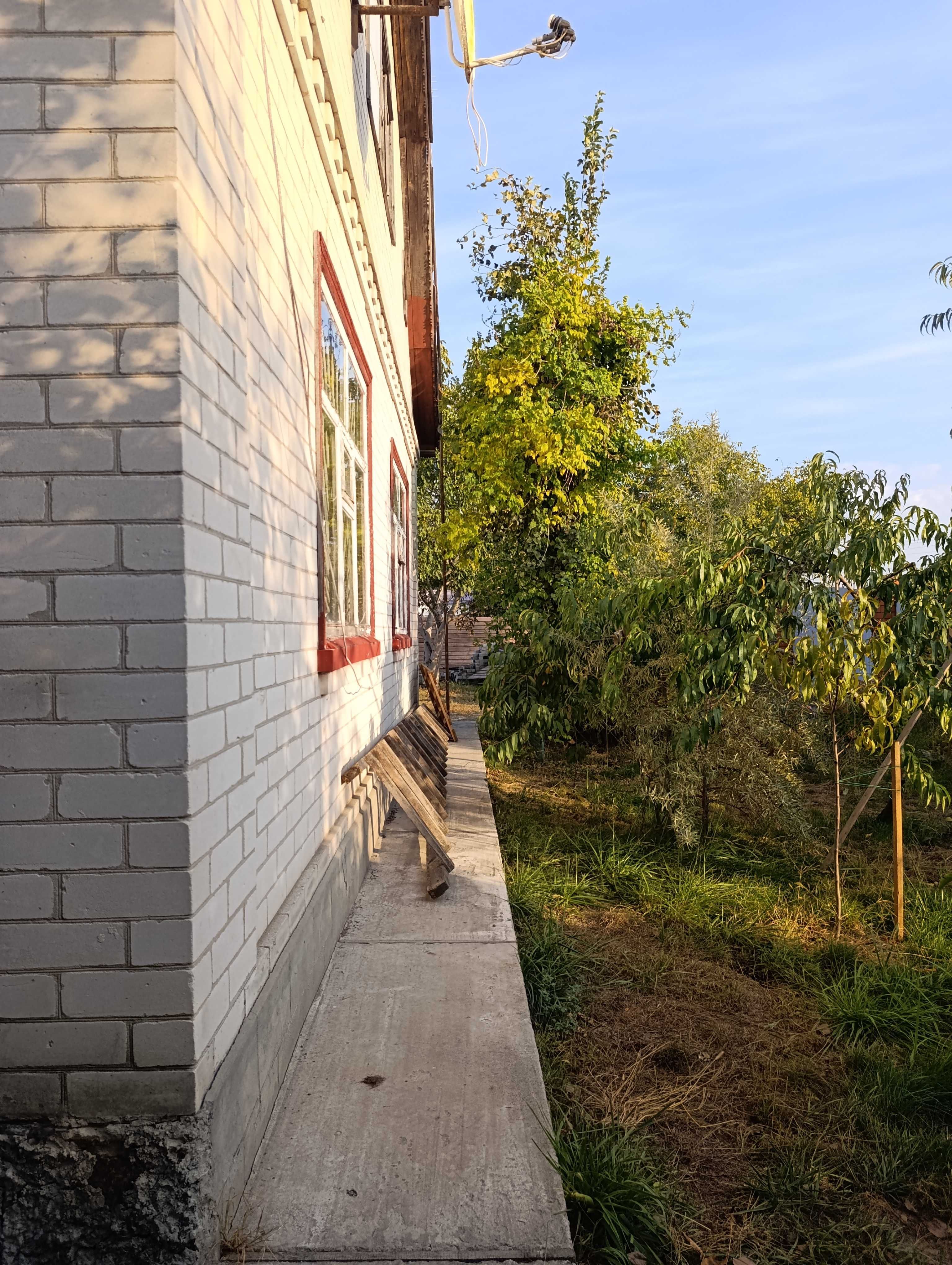 Продаж великого будинку в Мошнах по центральній вулиці