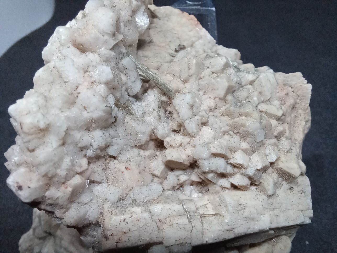 Mikroklin, albit, epidot, stilbit . Strzegom