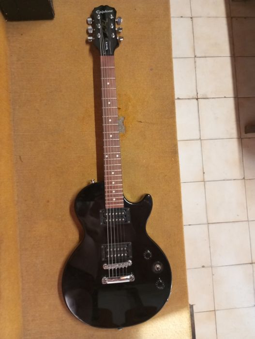 Guitarra elétrica bonita bom som