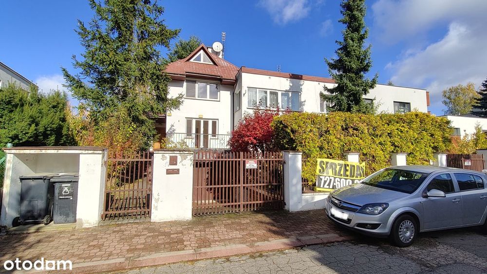 Działka z dwoma domami na cichym, zielonym osiedlu.