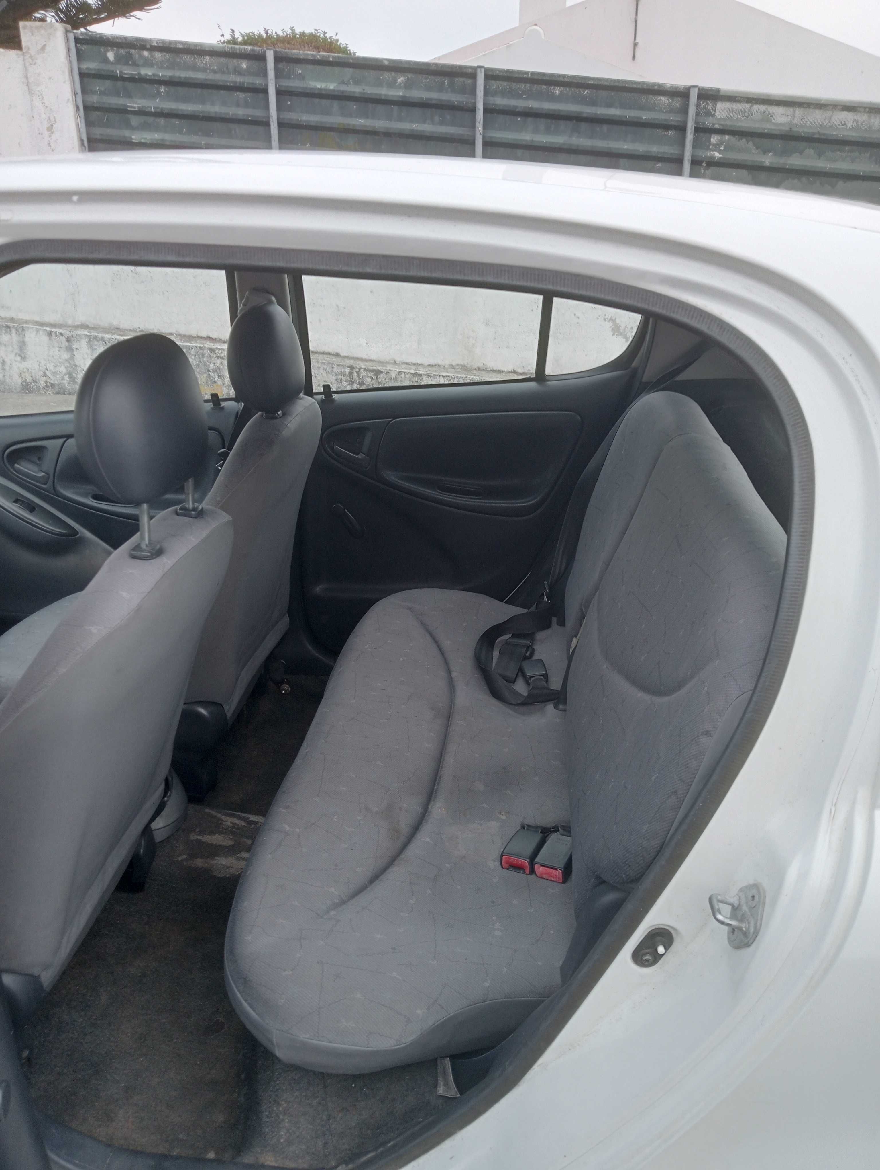Toyota Yaris a gasolina de 5 lugares ano 2000