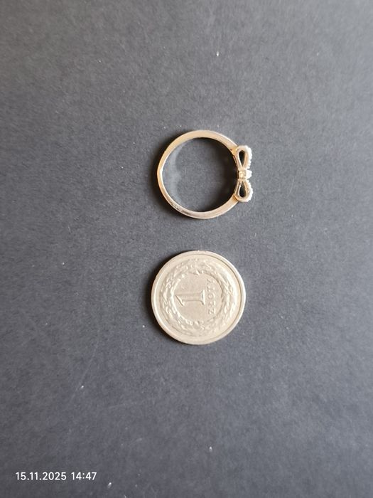 Pierścionek kokardka z kryształkami, srebro 925, średnica 17,6 mm
