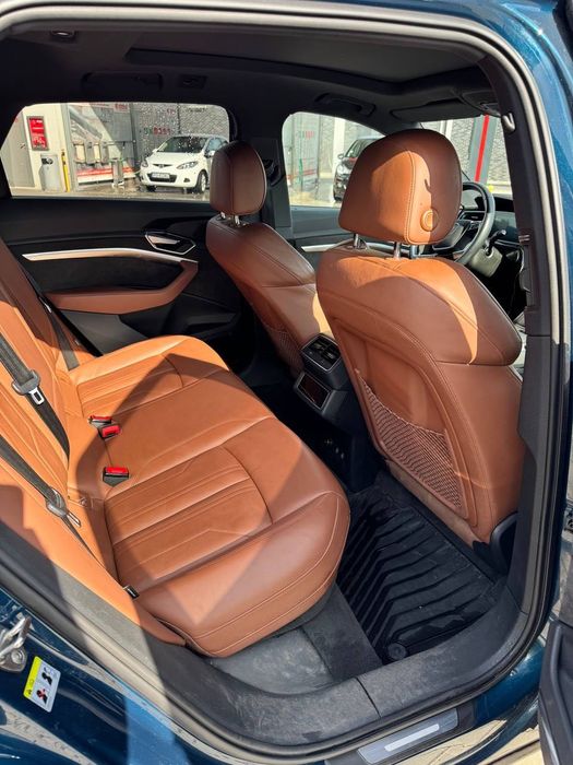 Авто Audi E-tron 55