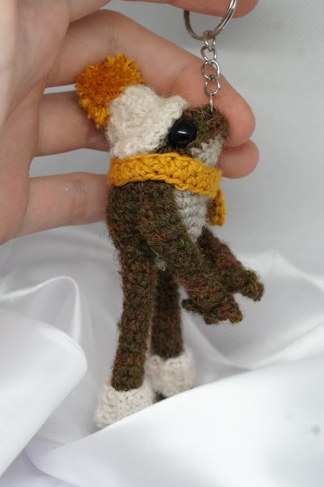 blindbox żabka brelok ala knitted frog w ubranku