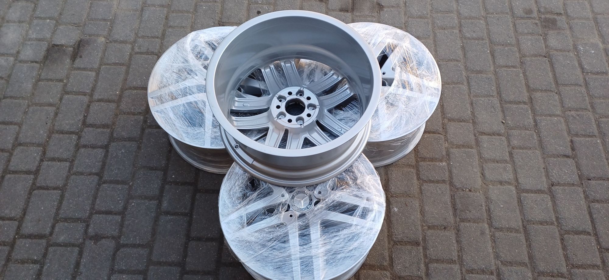 Alufelgi MERCEDES 8x19 cali , rozstaw śrub 5x112 , po regeneracji.