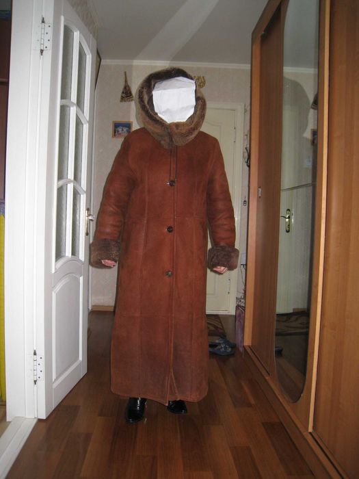 Дублёнка натуральная женск. ,очень тёплая c капюшоном в отл. состоянии