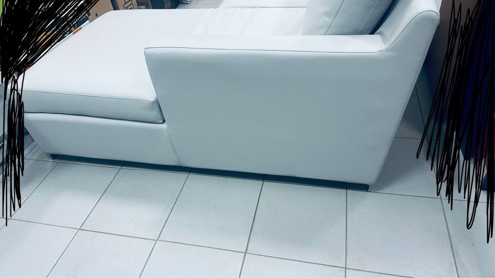 Sofá em pele cinza