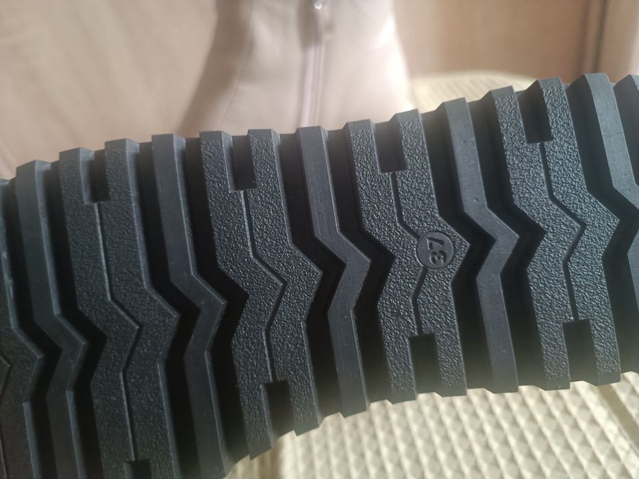 Нові шкіряні демісезонні черевики (р.37).