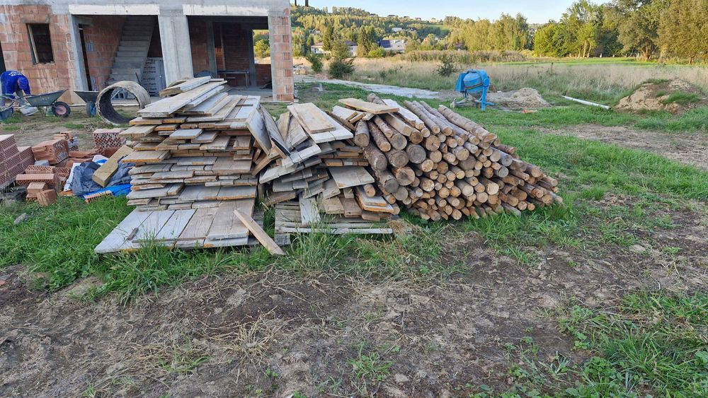 Sprzedam stemple i deski po jednej budowie.