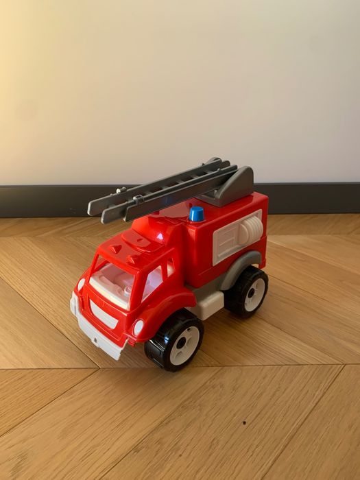 Великі якісні автомобілі вантажівки джип пожежна поліція навантажувач