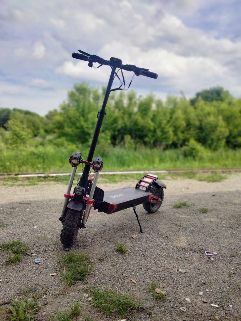 Електро самокат Giant