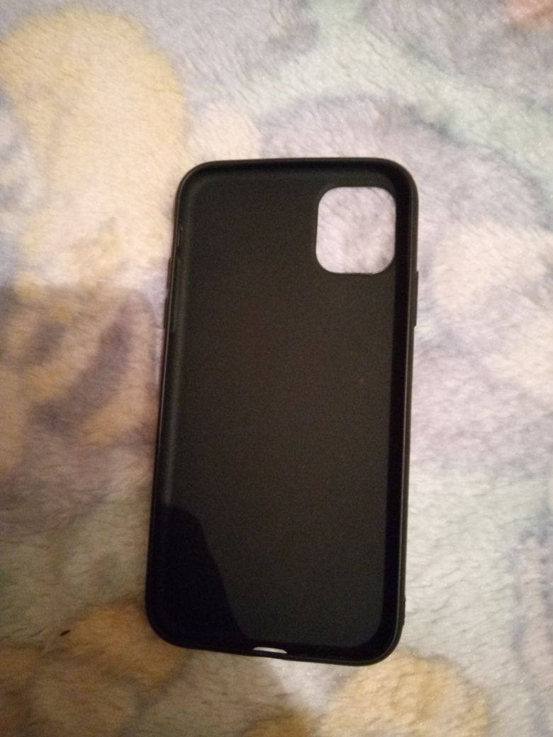 Capa iPhone 11 cor preta ( Portes grátis)