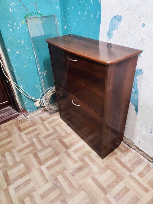 Вішалка з тумбою