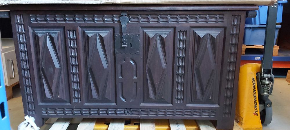 Arca antiga de madeira trabalhada com fechadura