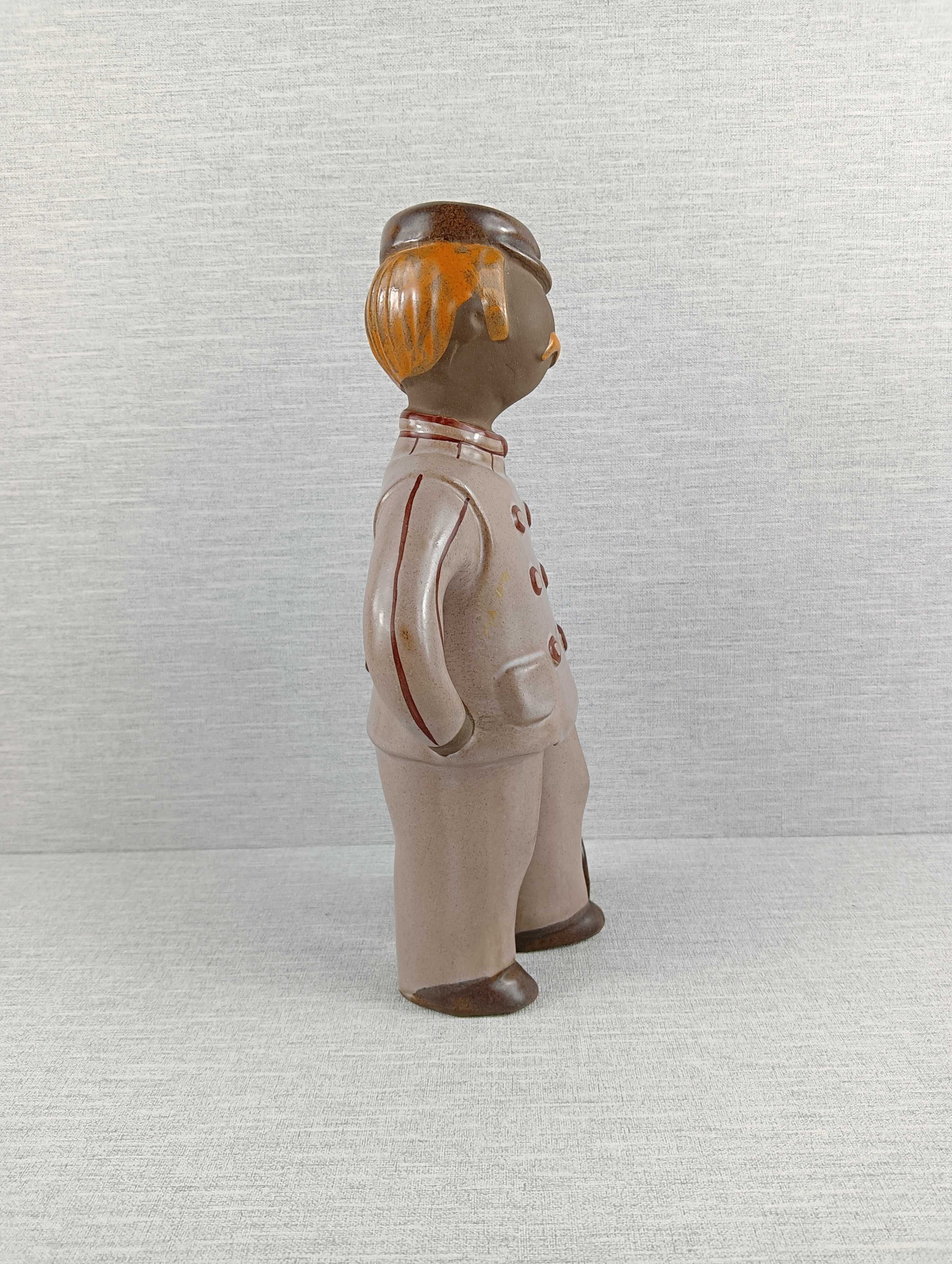 Ceramiczna figurka starszego pana z walizką Rosa Ljung Szwecja