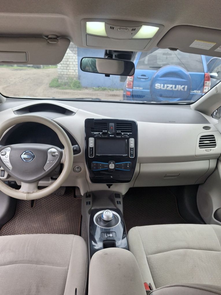 Nissan leaf 2011року