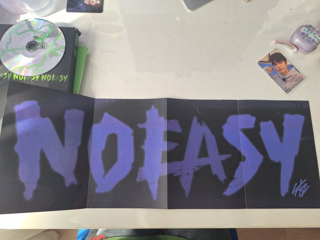 Альбом "Noeasy" групи Stray Kids з карткою Синміна та ХьонЛіксами.