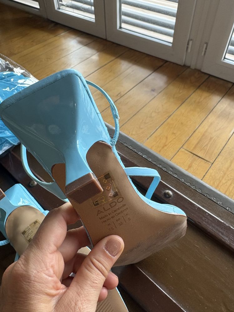 Sandalias novas e encharpe