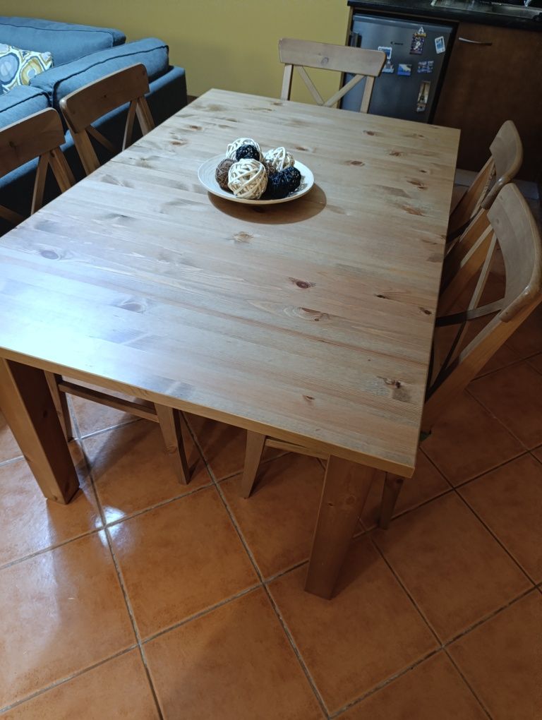 Mesa extensível e 6 cadeiras