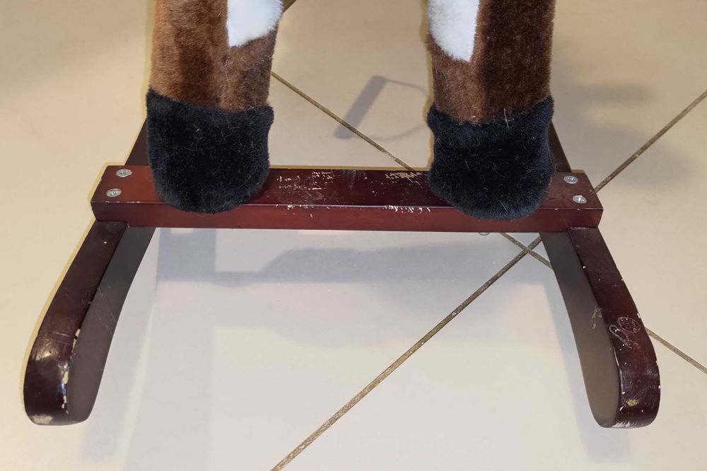 Konik na biegunach - wydaje dźwięki i rusza pyszczkiem