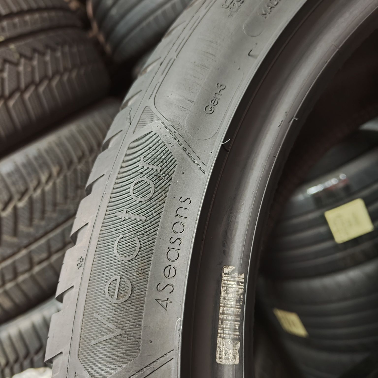 245/45/19 Sprzedam parę opon całorocznych Goodyear