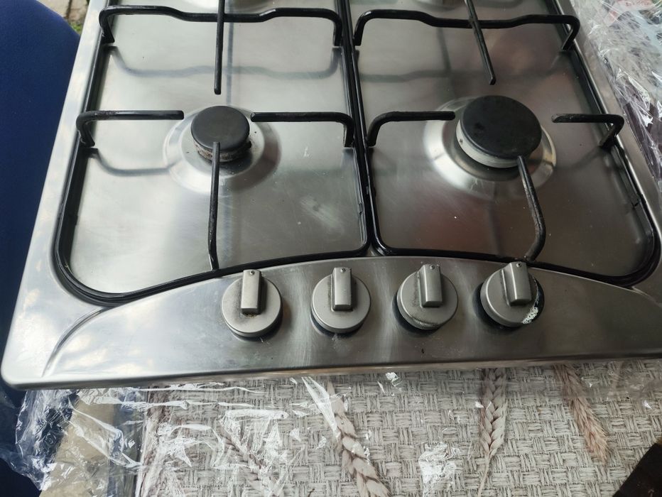 Вбудована газова поверхня на 4 конфорки