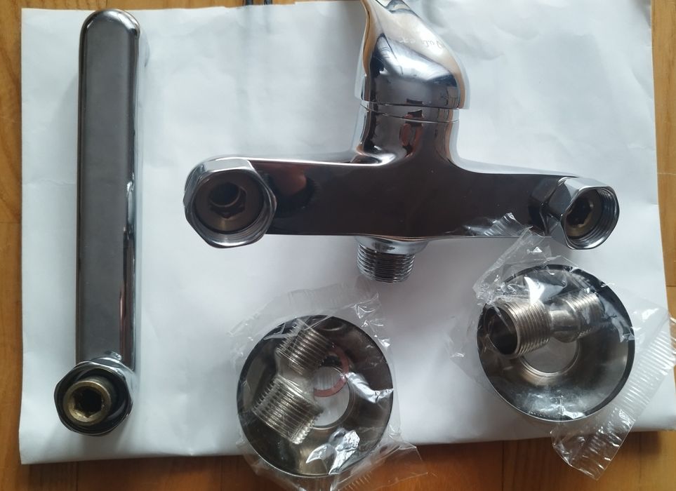 Bateria naścienna z krótką wylewką Valvex