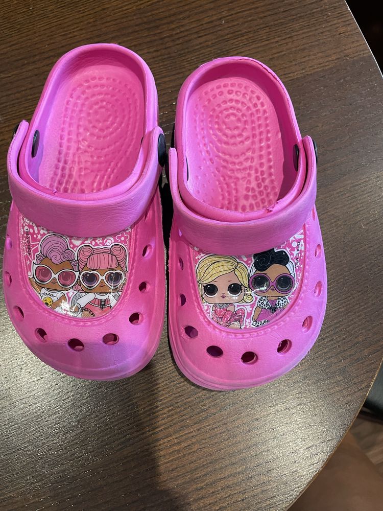 Várias sandálias tipo Crocs