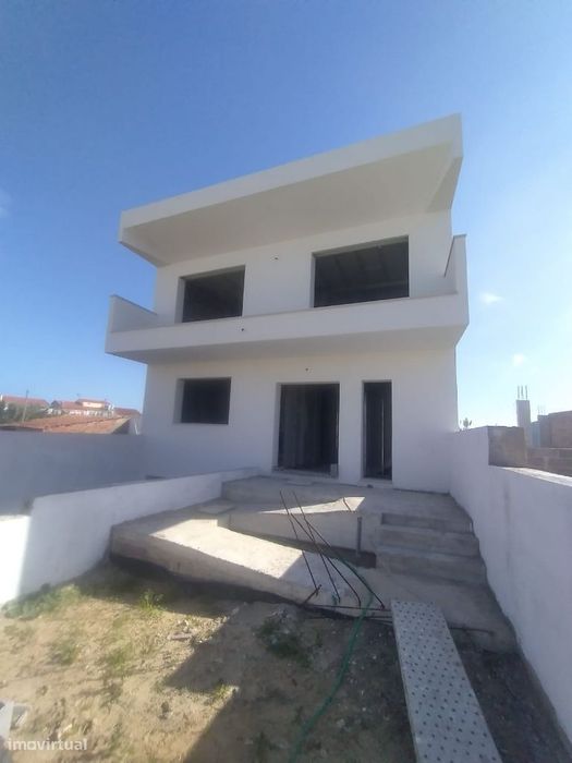 Moradia t-4 em construção pederneira -Nazaré com piscina const de luxo