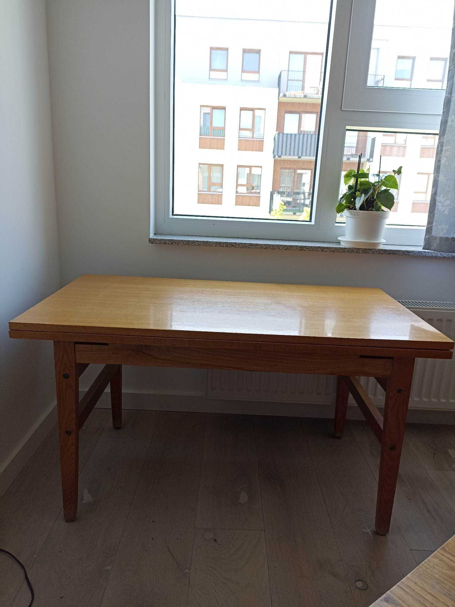 Drewniany rozkładany stół z czasów PRL