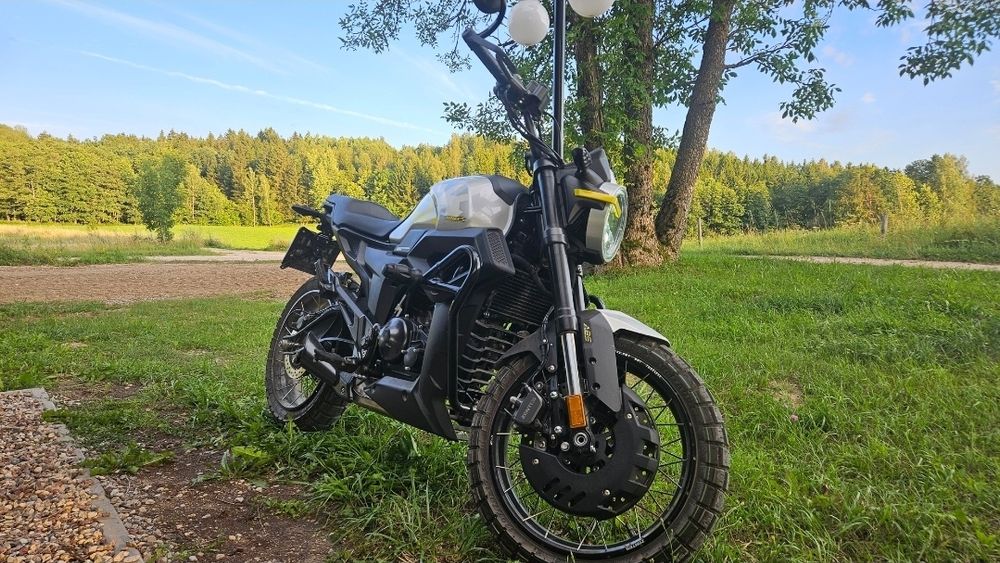 Motocykl Zontes GK 125. Naked / scrambler.