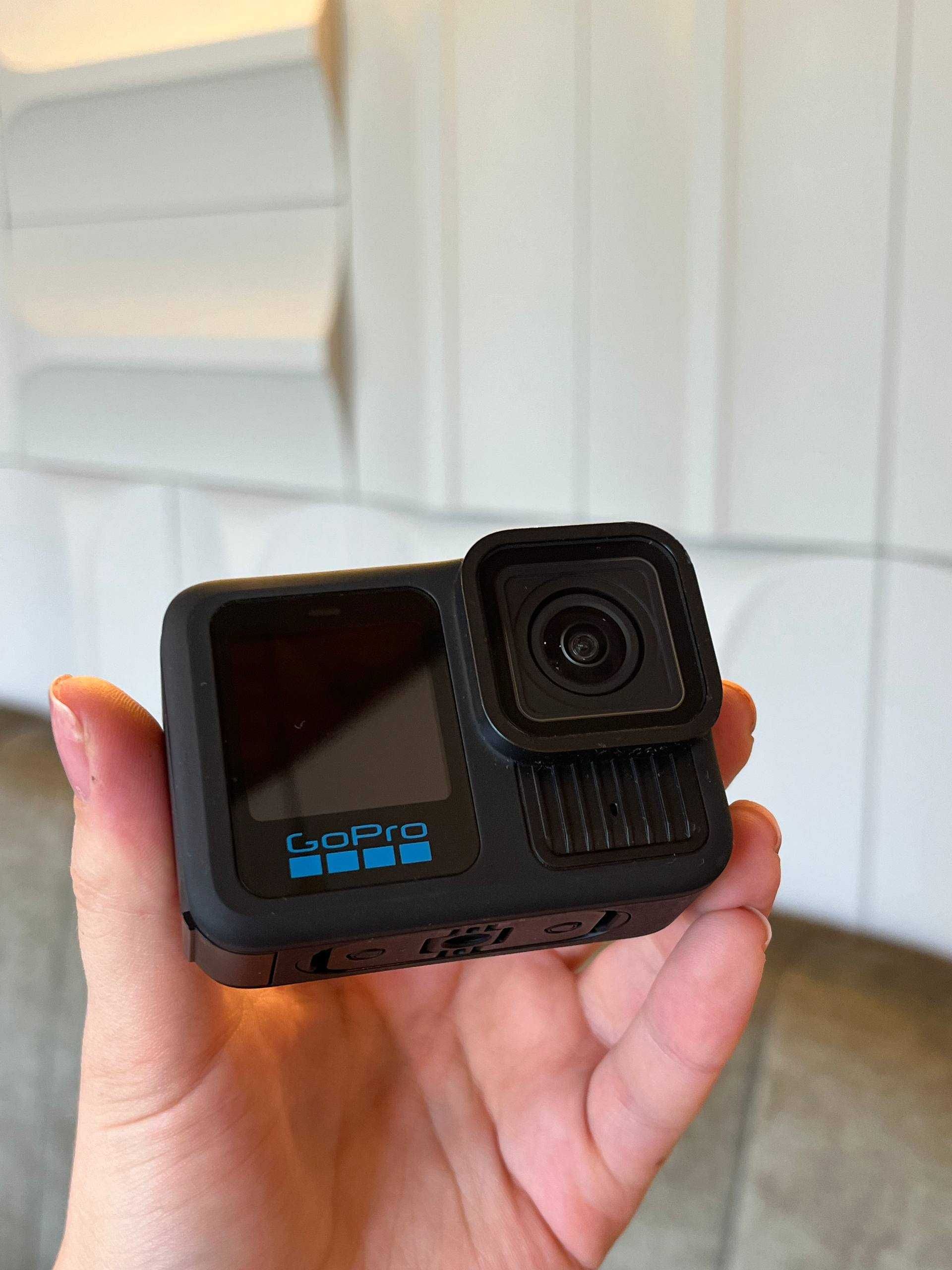 Екшн-камера GoPro Hero 13 з двома акумуляторами.