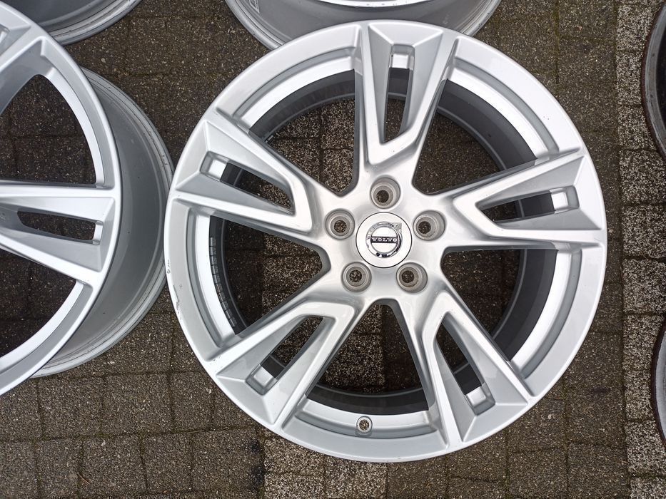 18" Volvo XC60 XC90 S40 V50 S60 S80 V90 Cross Country FORD Kuga Focus