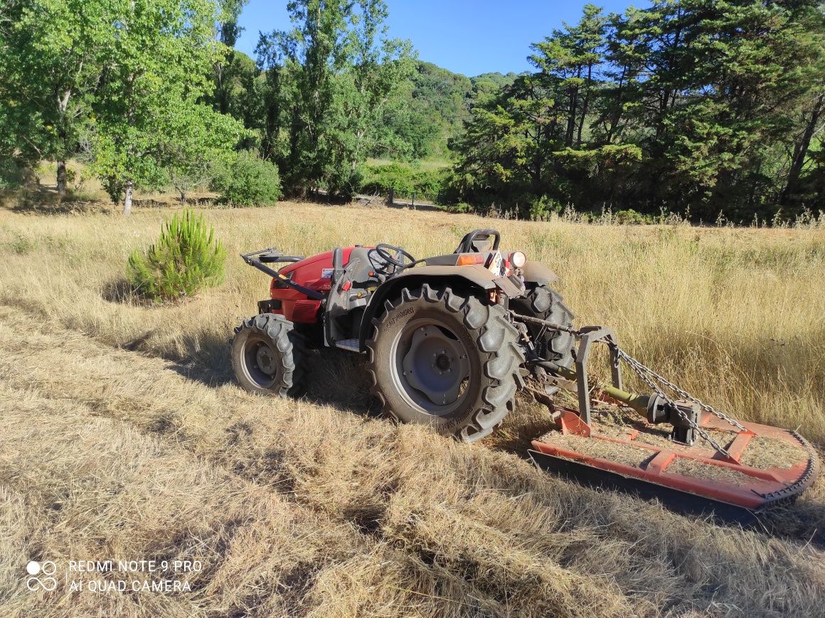 Prestação de serviços de vários tipos de máquinas agrícolas e obras,.