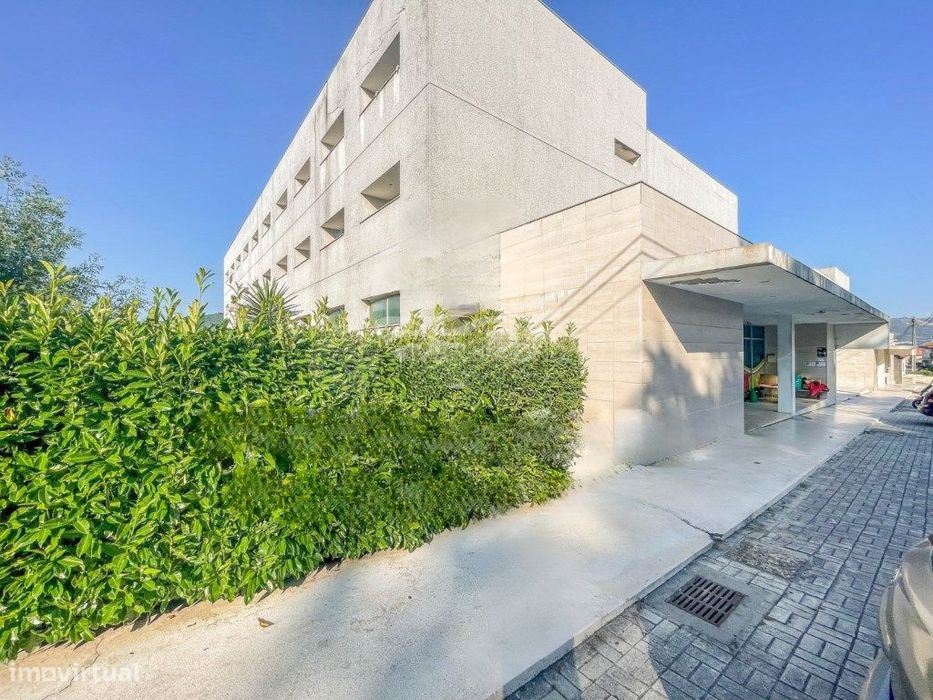 Loja com armazém, em Vizela.